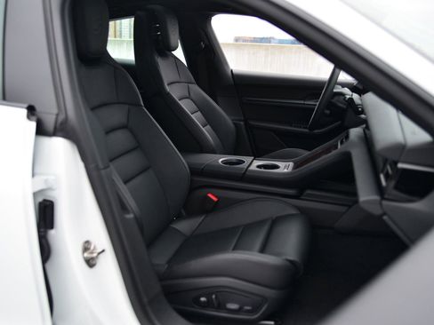 Used 2025 Porsche Taycan image 19