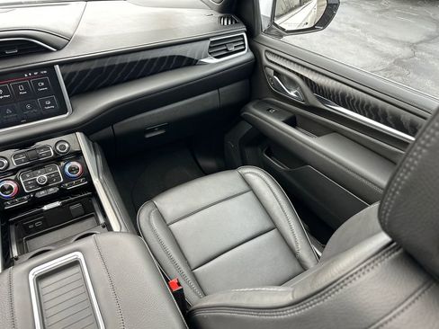 Used 2024 GMC Yukon Denali w/ Denali Reserve Package image 19