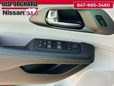 Used 2023 Chrysler Pacifica Touring-L FWD image 8