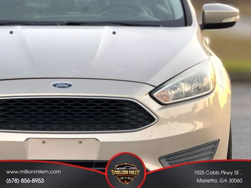 Used 2017 Ford Focus SE w/ Cold Weather Package FWD image 12
