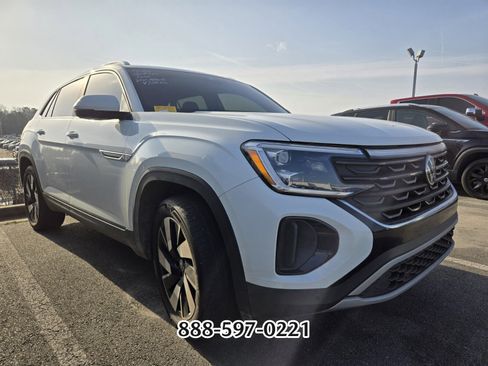 Used 2024 Volkswagen Atlas Cross Sport SE image 3