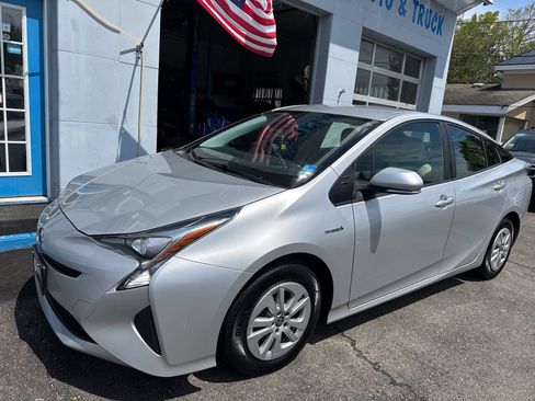 Used 2018 Toyota Prius One FWD image 3
