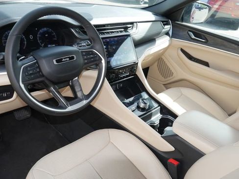 Used 2024 Jeep Grand Cherokee Limited w/ Luxury Tech Group II AWD/4WD image 16