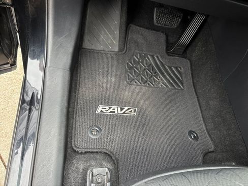 Used 2021 Toyota RAV4 XLE w/ Convenience Package image 23