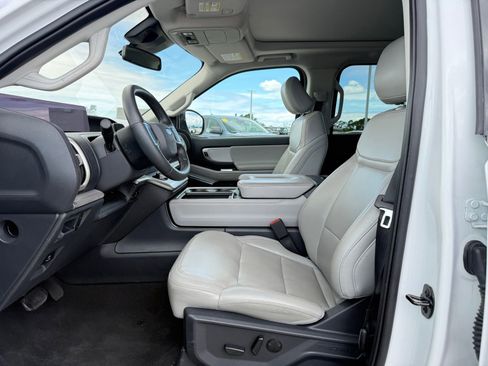 Used 2025 Ford Expedition Active RWD image 5