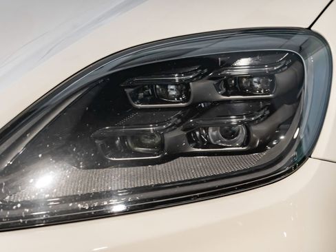 Certified 2025 Porsche Cayenne Turbo AWD/4WD image 34