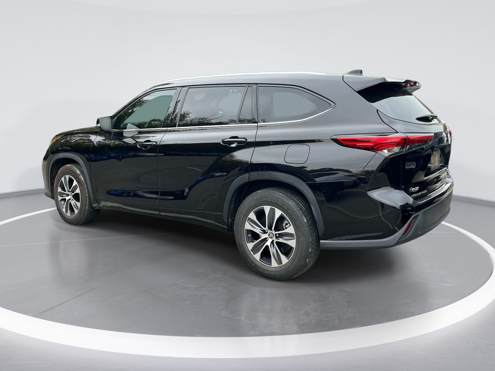 Used 2022 Toyota Highlander XLE FWD image 10