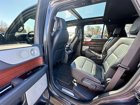 Used 2022 Lincoln Navigator Reserve image 17