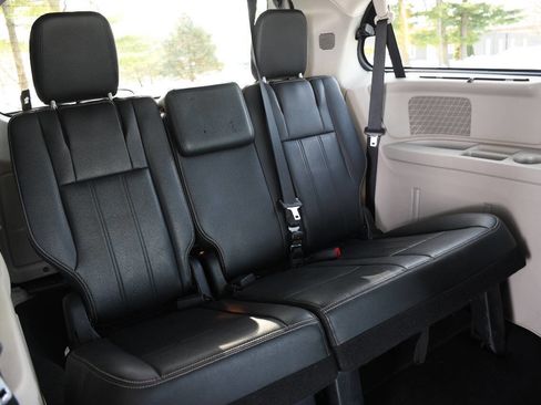 Used 2014 Chrysler Town & Country Touring-L w/ Driver Convenience Group image 27