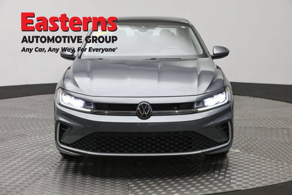 Used 2025 Volkswagen Jetta SE FWD image 2