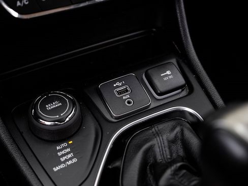 Used 2021 Jeep Cherokee Limited w/ Mopar Interior Package image 38