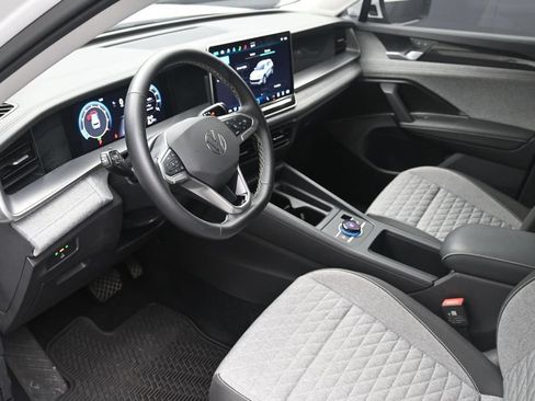 Used 2025 Volkswagen Tiguan S FWD image 19