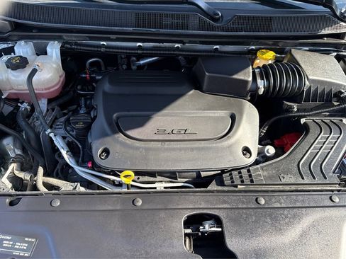 Used 2024 Chrysler Pacifica Limited FWD image 13
