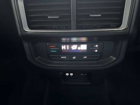 Used 2025 Volkswagen Atlas SE image 13