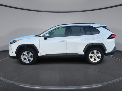 Used 2021 Toyota RAV4 XLE w/ Convenience Package FWD image 5