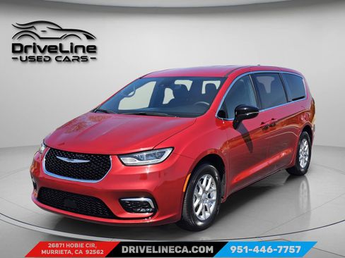 Used 2025 Chrysler Pacifica Select FWD image 12