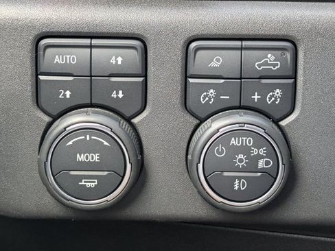 Used 2022 Chevrolet Silverado 1500 ZR2 w/ Technology Package AWD/4WD image 23