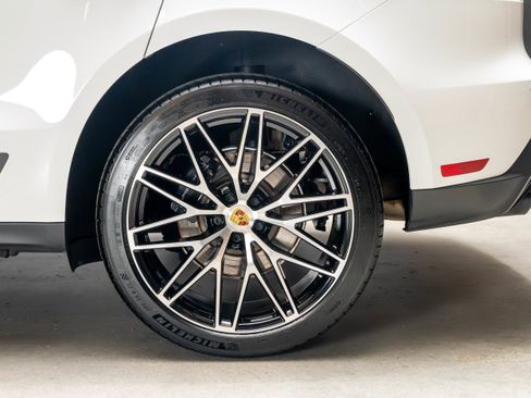 Certified 2026 Porsche Macan AWD/4WD image 18