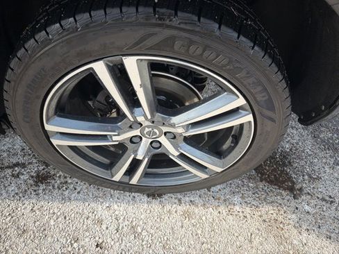 Used 2019 Volvo XC60 T5 Momentum w/ Multimedia Package image 10