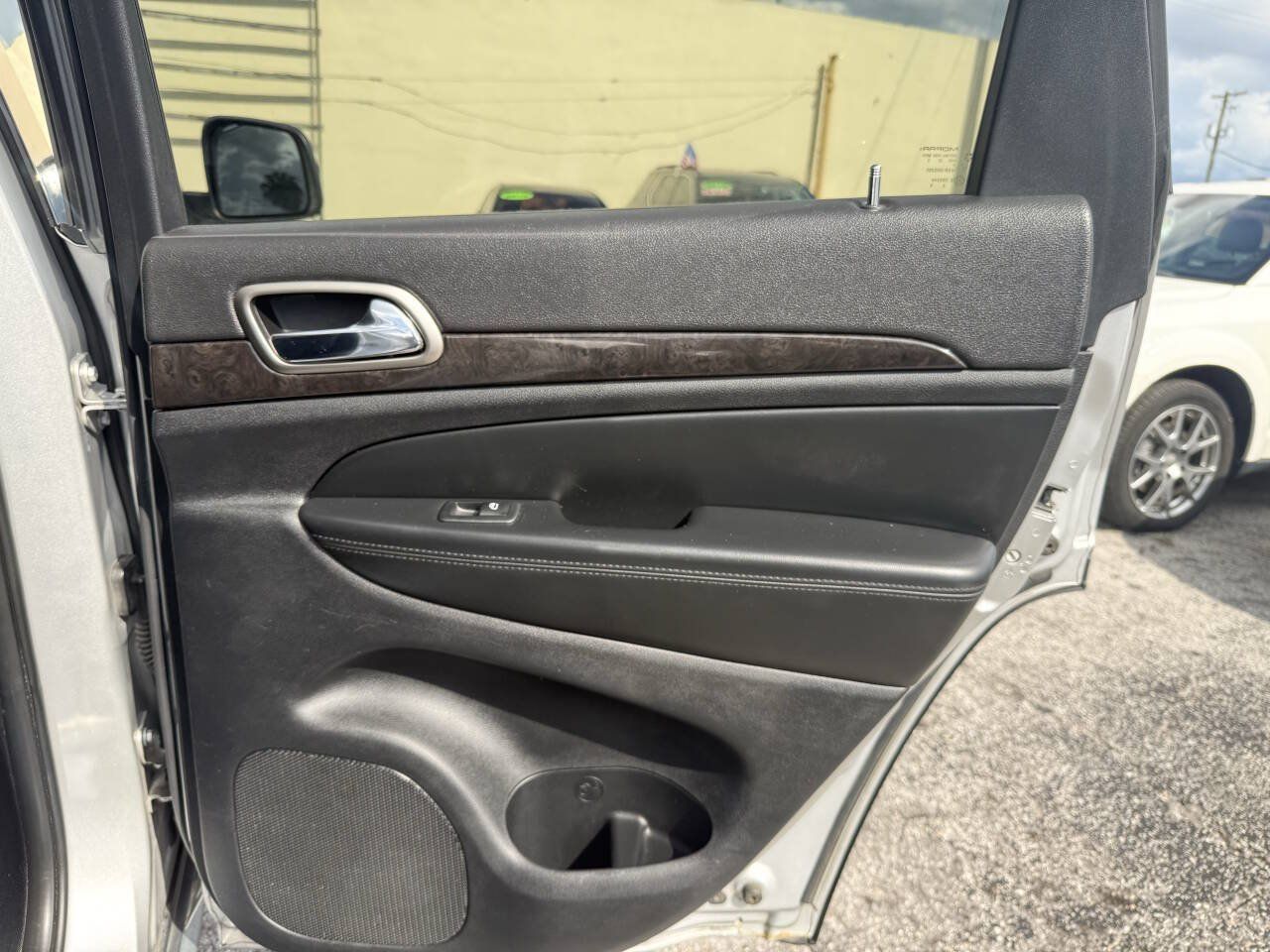 Used 2013 Jeep Grand Cherokee Laredo AWD/4WD image 23