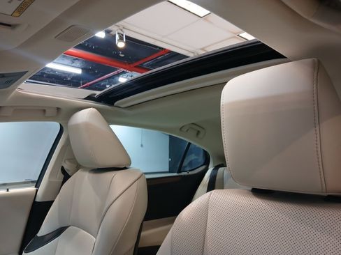 Used 2024 Lexus ES 350 w/ Premium Package image 12