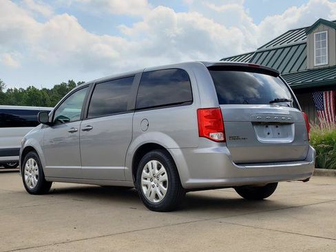 Used 2018 Dodge Grand Caravan SE w/ UConnect Hands-Free Group FWD image 3