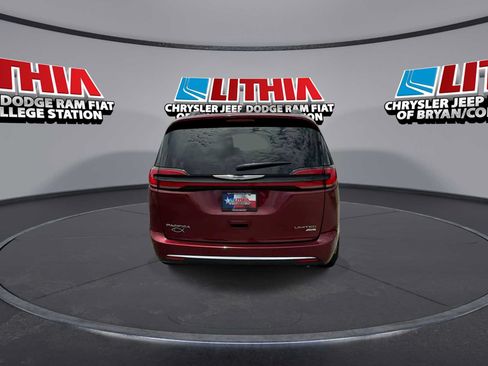 Used 2023 Chrysler Pacifica Limited AWD/4WD image 7