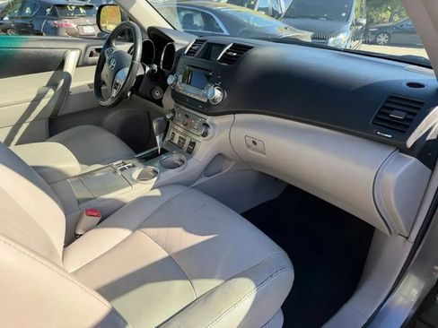 Used 2012 Toyota Highlander SE FWD image 16