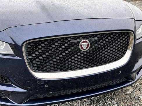 Used 2019 Jaguar F-PACE Premium image 25