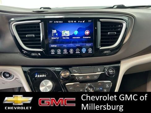 Used 2017 Chrysler Pacifica Touring-L image 20