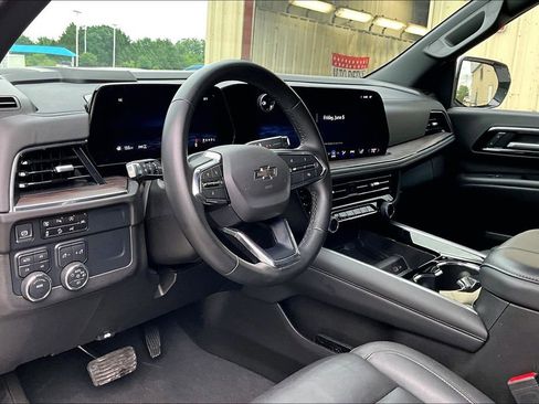 Used 2025 Chevrolet Suburban Z71 AWD/4WD image 10