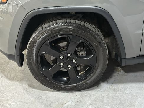 Used 2019 Jeep Grand Cherokee Laredo AWD/4WD image 8