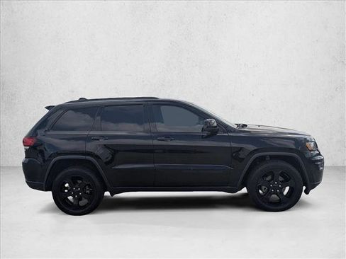 Used 2019 Jeep Grand Cherokee Laredo image 4
