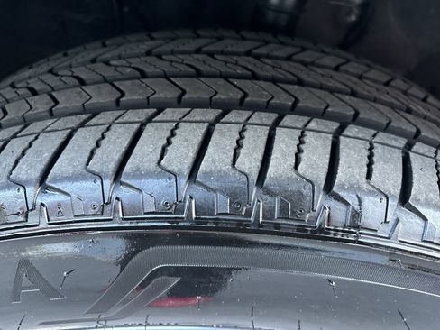 Used 2024 Toyota Highlander XLE image 12