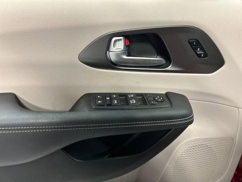 Used 2024 Chrysler Pacifica Touring-L image 14