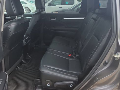 Used 2018 Toyota Highlander XLE AWD/4WD image 12