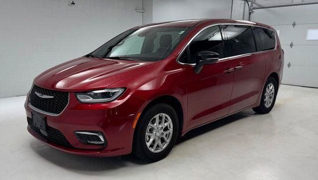 Certified 2025 Chrysler Pacifica Select FWD image 1