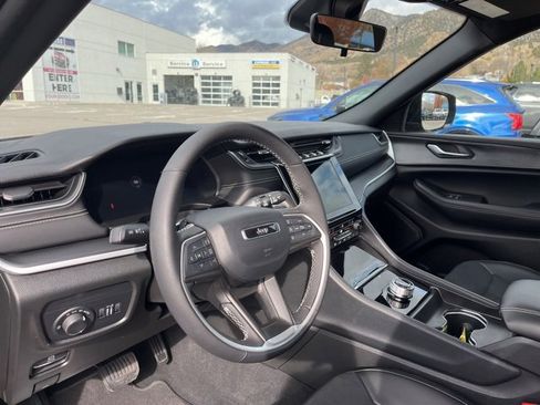 Used 2025 Jeep Grand Cherokee L Altitude image 13