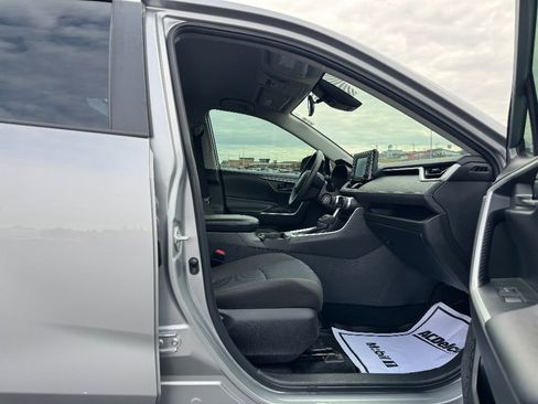 Used 2022 Toyota RAV4 LE image 11