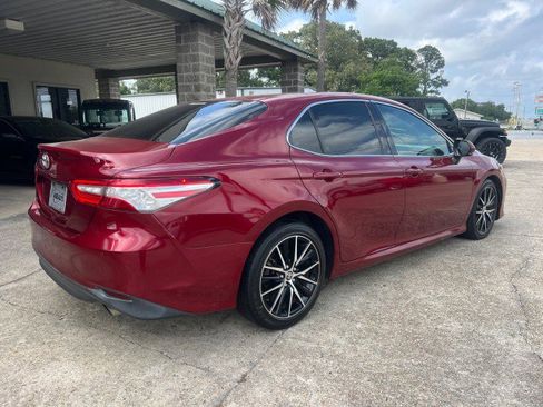 Used 2018 Toyota Camry XLE image 5