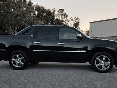 Used 2013 Chevrolet Avalanche LTZ image 4
