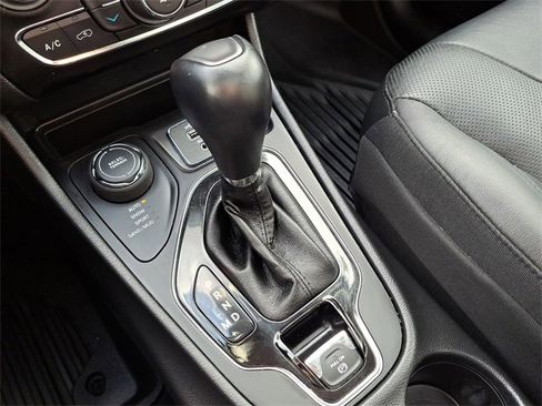 Used 2020 Jeep Cherokee Limited image 23