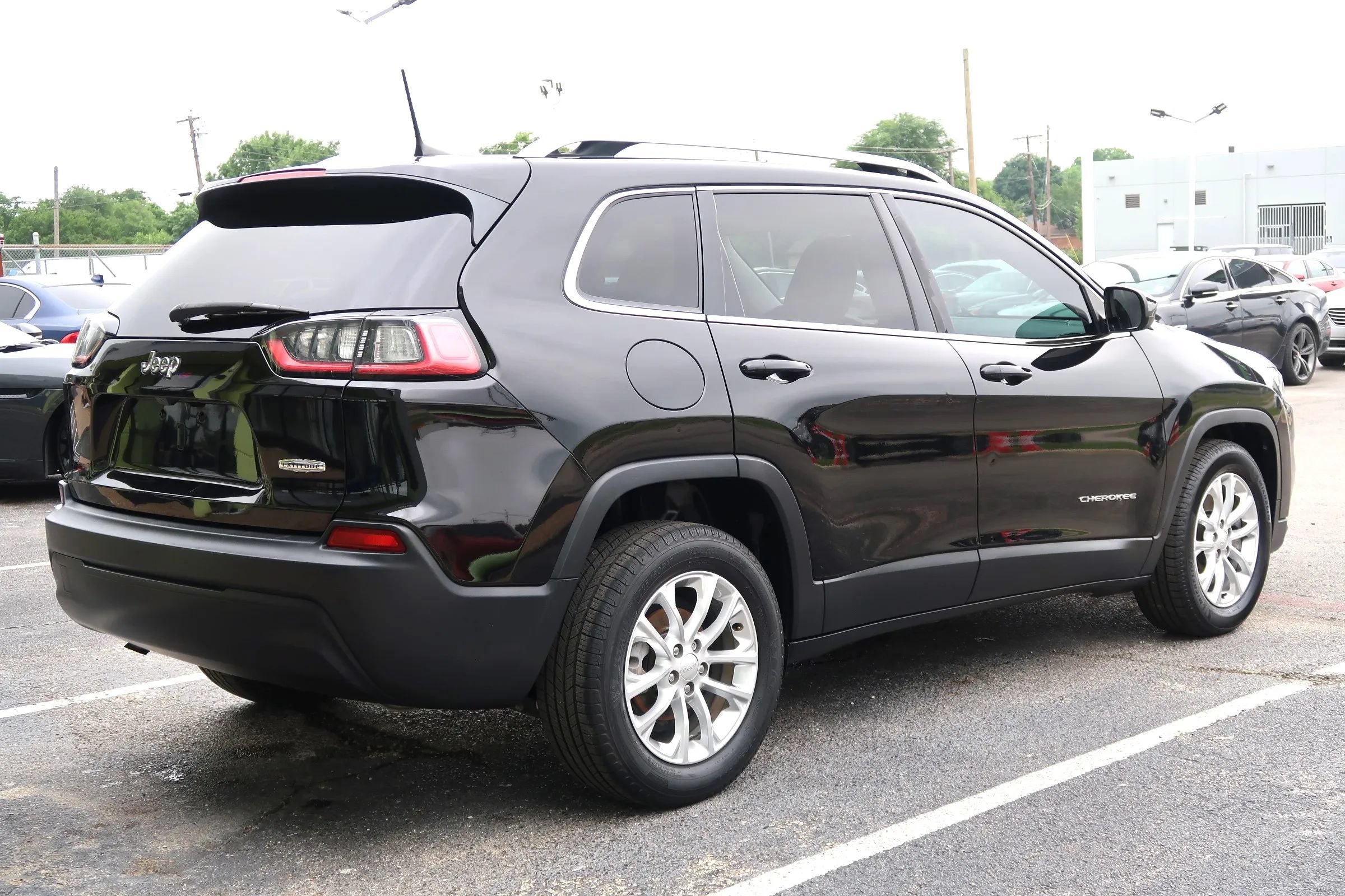 Used 2019 Jeep Cherokee Latitude w/ Popular Appearance Group FWD image 13