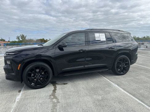 Used 2025 Chevrolet Traverse RS image 17