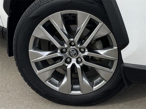 Used 2020 Toyota RAV4 XLE Premium image 9
