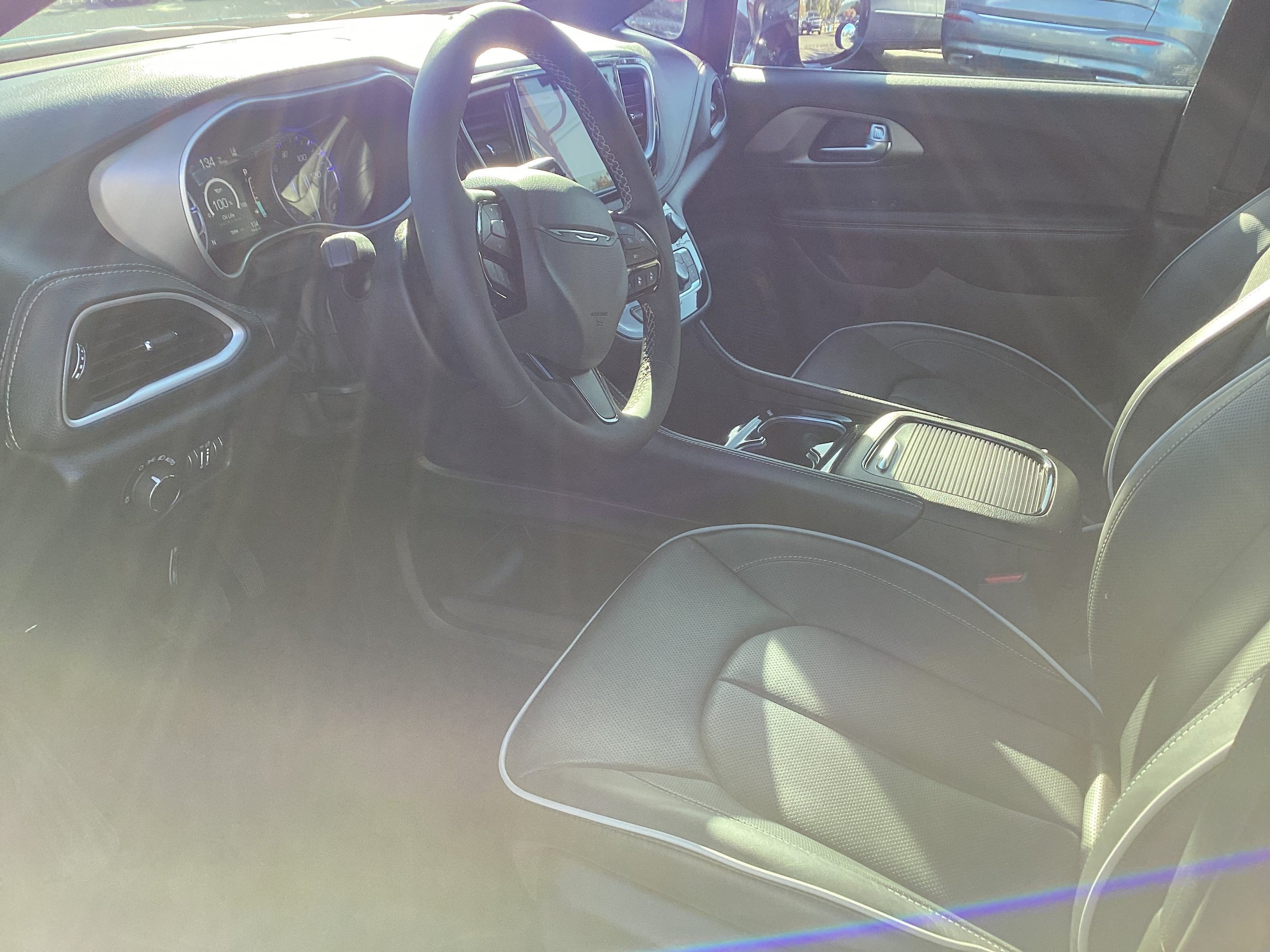 Used 2027 Chrysler Pacifica Limited FWD image 9