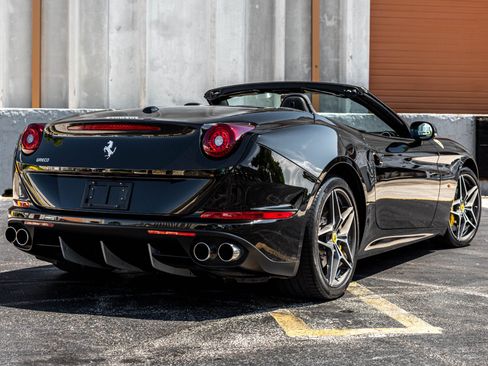Used 2017 Ferrari California T RWD image 21