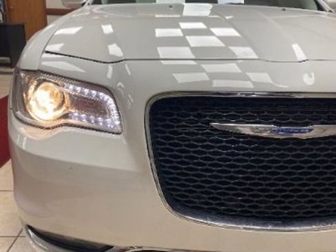 Used 2018 Chrysler 300 Touring L image 9