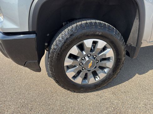 Used 2024 Chevrolet Silverado 2500 Custom w/ Custom Value Package image 12