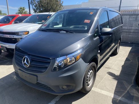 Used 2022 Mercedes-Benz Metris image 2